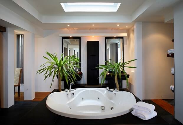 How To Decorate Your Bathroom Using Black & White