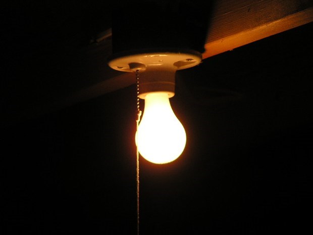 DIY Tips For How To Remove A Stuck Broken Light Bulb