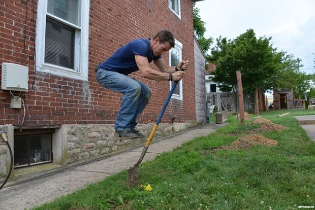 Video: How To Dig A Hole For A Fence Post, Deck Or Mailbox